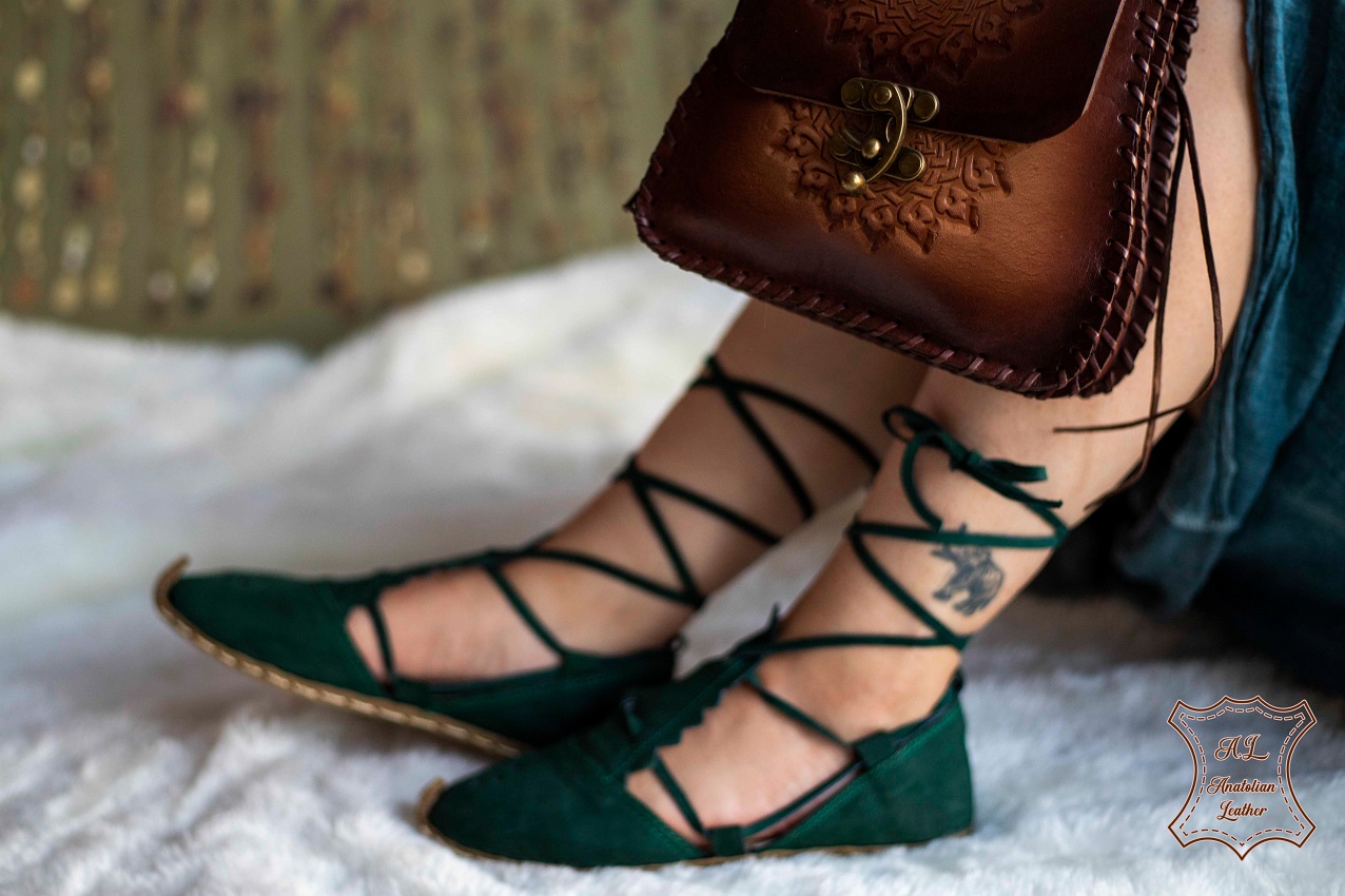  Laced lady long suede green